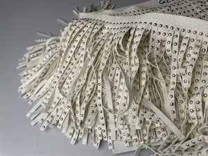 Frynser - offwhite i læder look med nitter, 13,5 cm